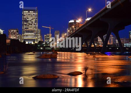 Les lumières des bâtiments de la ligne d'horizon de Richmond Virginia se reflètent dans l'eau de la James River Banque D'Images