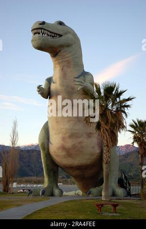 Un grand modèle grandeur nature d'un T Rex se dresse dans une attraction routière à Cabazon, en Californie, à l'extérieur de Los Angeles Banque D'Images