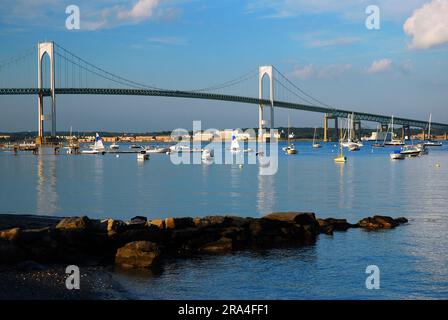 Newport Pell Bridge traverse la baie de Narragansett sur une marina pleine de voiliers et d'autres bateaux de loisirs Banque D'Images