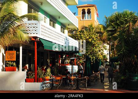 Le News Cafe, un petit restaurant-restaurant, se trouve au cœur du quartier d'affaires Art déco de Miami Beach Banque D'Images