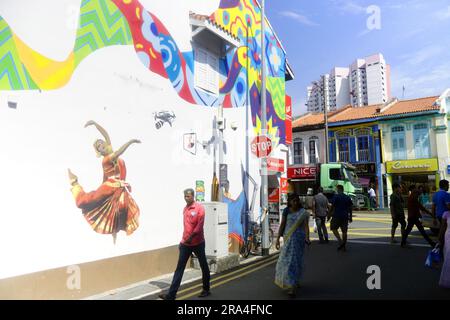 Fresque artistique de femme à sari dansant tout en étant arpentée par un drone, Little India, Singapour. Pas de MR ou PR Banque D'Images