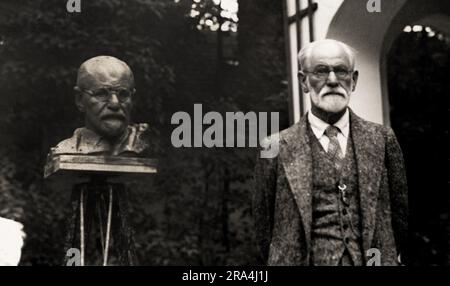 1931 , juillet , Vienne , AUTRICHE : le père autrichien de la psychanalyse SIGMUND FREUD ( Freiberg 1856 - Londres 1939 ) . Dans cette photo à Vienne , dans un jardin à Pötzleinsdorf , devant son portrait de buste du sculpteur croate OSCAR NEMON ( 1906 - 1985 ), sculpté à l'occasion de son 75 e anniversaire . Cette même photo a été pubbliée en couverture du magazine français illustré vu , 20 juillet 1932 . Sigmund Freud échapper de l'autrichien nazi en 4 juin 1938 , dirigé vers Londres , via Ostenda ( Hollande ) port . Photographe inconnu ( possible par le photographe et le votreur Nicolas Bandy alias Nicolas Neumann Banque D'Images