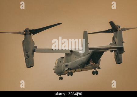 CV-22 volant au coucher du soleil Banque D'Images