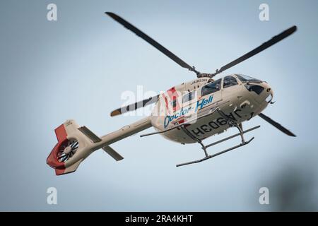 Hélicoptère de sauvetage médical de Tokyo volant en plein jour Banque D'Images