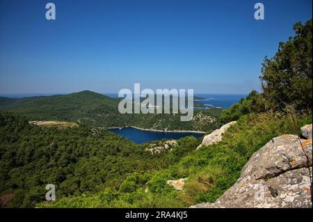 Vue panoramique sur la baie profonde de l'île de Bisevo en Croatie Banque D'Images