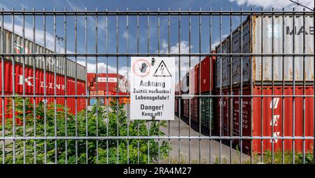 Hambourg, Allemagne. 30th juin 2023. Un panneau avec l'inscription 'attention, pas d'entrée! Danger de mort » est affiché sur la clôture extérieure du terminal à conteneurs Hamburg-Altenwerder. Il y a eu plusieurs pauses la nuit au cours des dernières nuits. Jusqu'à présent, environ 40 personnes ont été arrêtées sur le site portuaire clôturé. Credit: Markus Scholz/dpa/Alay Live News Banque D'Images