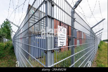 Hambourg, Allemagne. 30th juin 2023. Un panneau avec l'inscription 'attention, pas d'entrée! Danger de mort » est affiché sur la clôture extérieure du terminal à conteneurs Hamburg-Altenwerder. Il y a eu plusieurs pauses la nuit au cours des dernières nuits. Jusqu'à présent, environ 40 personnes ont été arrêtées sur le site portuaire clôturé. Credit: Markus Scholz/dpa/Alay Live News Banque D'Images