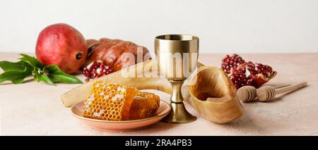 Miel, grenade, shofar et gobelet sacramentel avec vin à la table. Rosh Hashanah (nouvel an juif) Banque D'Images