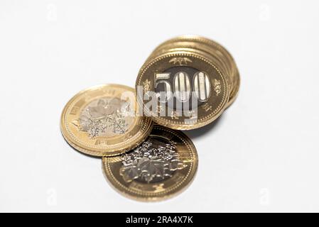 Nouvelles pièces de 500 yens du Japon Banque D'Images