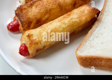 Hot dog à la saucisse enveloppé de pain de pain à l'air frit pour un en-cas Banque D'Images