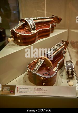 Une paire de gourdes de Jean Nicolas Lambert à l'exposition du musée de l'Académie à Florence, Italie Banque D'Images