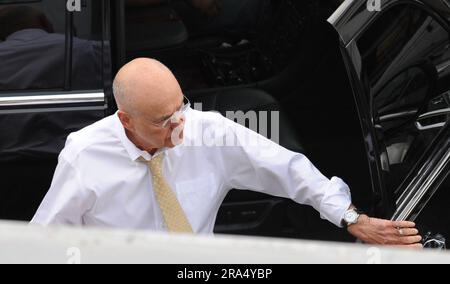 FORT LAUDERDALE -FL- MARS 24: (COUVERTURE EXCLUSIVE), 2008: L'acteur Alan Arkin reçoit une livraison de courrier sur l'ensemble de son nouveau film Marley & Me personnes: Alan Arkin crédit: Storms Media Group/Alay Live News Banque D'Images