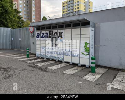 ALZA Box-AlzaBox-colis logistique pour les clients debout à l'extérieur du centre commercial, boîte de livraison de la société de détail Alza e-shop, société de livraison Banque D'Images