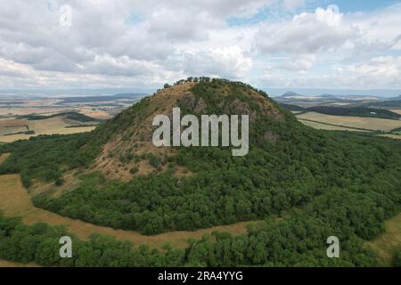 Ceske Stredohori chaîne de collines - Hautes terres de Bohême centrale ou Hautes terres de Bohême centrale et paysage protégé, panorama aérien vue sur les montagnes, Mila Banque D'Images