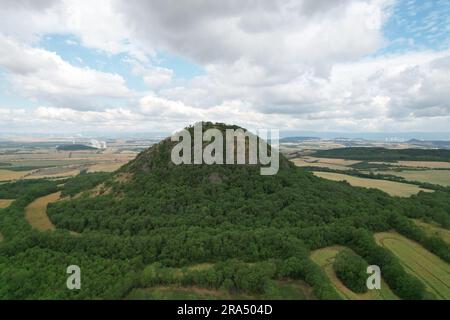 Ceske Stredohori chaîne de collines - Hautes terres de Bohême centrale ou Hautes terres de Bohême centrale et paysage protégé, panorama aérien vue sur les montagnes, Mila Banque D'Images