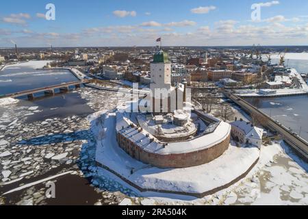 Vue sur le château de Vyborg et le centre historique de Vyborg le jour de mars ensoleillé (vue aérienne). Leningrad, Russie Banque D'Images