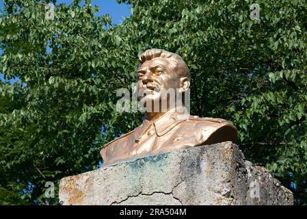 VERHNY FIAGDON, RUSSIE - 13 JUIN 2023 : monument à I.V. Staline en gros plan par un beau jour d'été. Ossétie du Nord-Alania Banque D'Images