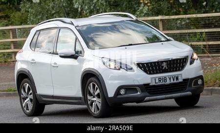 Milton Keynes, Royaume-Uni - 24 juin 2023. 2018 blanc PEUGEOT 2008 sur une route de campagne anglaise Banque D'Images