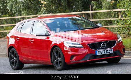 Milton Keynes, Royaume-Uni - 29 juin 2023. 2017,rouge,VOLVO V40 voiture voyageant sur une route de campagne anglaise Banque D'Images