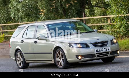 Milton Keynes, Royaume-Uni - 24 juin 2023. 2007 SAAB 9-5 VOITURE DE sport LINÉAIRE TID Estate voyageant sur une route de campagne anglaise Banque D'Images