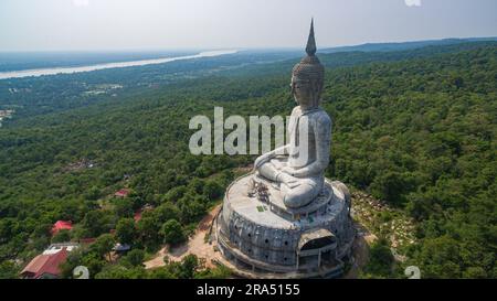 Vue aérienne Grande statue de bouddha blanc sur la montagne pour les thaïlandais Voyage visite et respect priant à Wat Roi Phra Phutthabat Phu Manorom sur 15 mai, 20 Banque D'Images