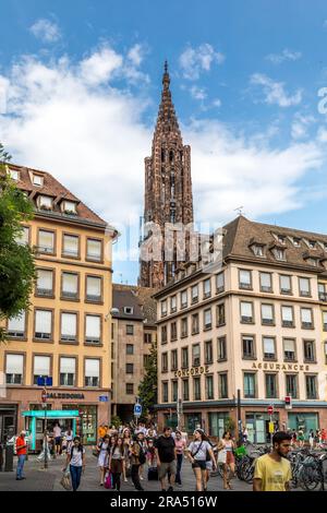 Strasbourg, France - 19 juin 2023 : Cathédrale de Strasbourg vue d'un lieu menant à la place de la cathédrale. Banque D'Images