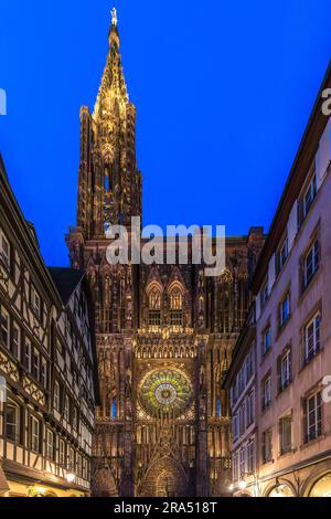 Strasbourg, France - 19 juin 2023 : Cathédrale de Strasbourg vue de nuit de la rue Merciere, une rue étroite piétonne menant à la cathédrale Banque D'Images