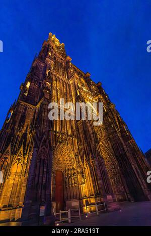 Strasbourg, France - 19 juin 2023 : Cathédrale de Strasbourg vue de nuit de la place de la cathédrale Banque D'Images