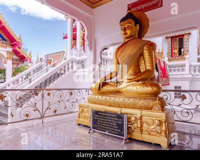 Image de Bouddha d'or à Wat Chai Mongkhon, le grand temple bouddhiste dans le sud de Pattaya, la ville de villégiature dans la province de Chonburi, Thaïlande. Banque D'Images
