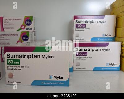 Prague, république tchèque–mai 23 2023:pharmacie magasin-Sumatriptan Mylan pilules pour le traitement de la migraine et des maux de tête Banque D'Images