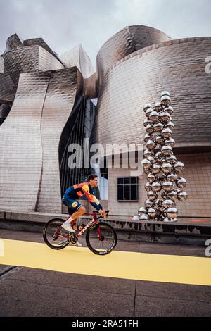 Bilbao, pays basque. 29th juin 2023. Photo de Zac Williams/SWpix.com- 29/06/2023 - Cyclisme - 2023 Tour de France - Grand départ: Présentation de l'équipe - Musée Guggenheim, Bilbao, pays Basque - Jasper Stuyven, Lidl Trek. Credit: SWpix / Alamy Live News Banque D'Images