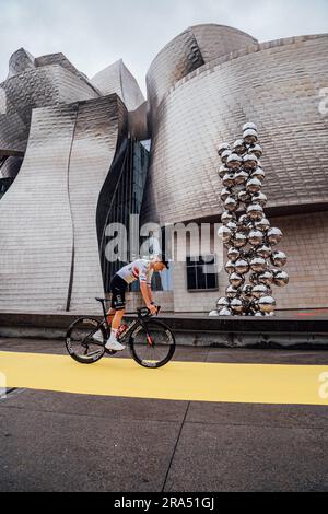 Bilbao, pays basque. 29th juin 2023. Photo de Zac Williams/SWpix.com- 29/06/2023 - Cyclisme - 2023 Tour de France - Grand départ: Présentation de l'équipe - Musée Guggenheim, Bilbao, pays Basque - Tadej Pogacar, Émirats de l'équipe des Émirats Arabes Unis. Credit: SWpix / Alamy Live News Banque D'Images