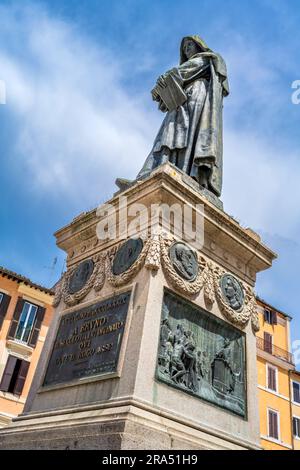 Statue du philosophe Giordano Bruno, place Campo de' Fiori, Rome, Lazio, Italie Banque D'Images