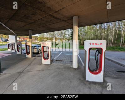 Humpolec, RÉPUBLIQUE TCHÈQUE - 16 mai 2023 : les bornes de recharge Tesla sont situées enEU pour accueillir les propriétaires de la voiture électrique.Tesla Superchargeurs Banque D'Images
