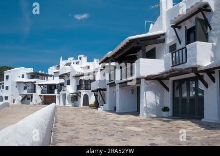 Rues et murs blancs du village de pêcheurs touristique de Binibeca Vell à Minorque, Espagne. Banque D'Images