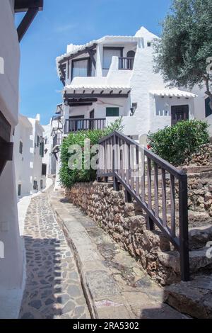 Rues et murs blancs du village de pêcheurs touristique de Binibeca Vell à Minorque, Espagne. Banque D'Images