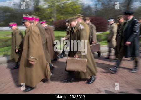 Environ 250 participants vêtus d'uniformes historiques de l'armée polonaise, du corps de protection des frontières et de la police d'État ont participé en 16th à Katyn March of Shadows to Banque D'Images