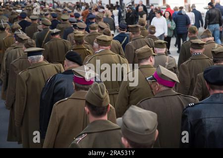 Environ 250 participants vêtus d'uniformes historiques de l'armée polonaise, du corps de protection des frontières et de la police d'État ont participé en 16th à Katyn March of Shadows to Banque D'Images