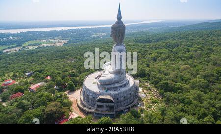 Vue aérienne Grande statue de bouddha blanc sur la montagne pour les thaïlandais Voyage visite et respect priant à Wat Roi Phra Phutthabat Phu Manorom sur 15 mai, 20 Banque D'Images