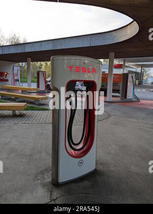 Humpolec, RÉPUBLIQUE TCHÈQUE - 16 mai 2023 : les bornes de recharge Tesla sont situées enEU pour accueillir les propriétaires de la voiture électrique.Tesla Superchargeurs Banque D'Images