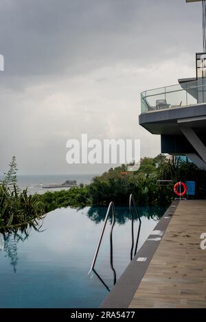 Vue sur le magnifique horizon de l'océan et le paysage depuis la piscine à débordement dans un complexe ou une maison privée Banque D'Images