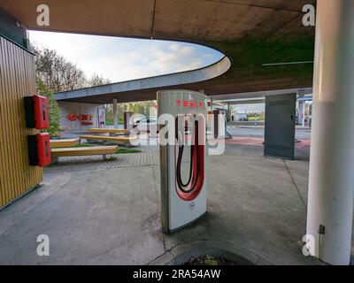 Humpolec, RÉPUBLIQUE TCHÈQUE - 16 mai 2023 : les bornes de recharge Tesla sont situées enEU pour accueillir les propriétaires de la voiture électrique.Tesla Superchargeurs Banque D'Images