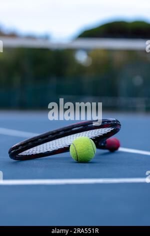 Gros plan de balle de tennis et raquette de tennis sur le court de tennis, espace de copie Banque D'Images