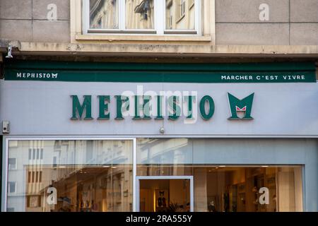 Bordeaux , Aquitaine France - 06 22 2023 : logo Mephisto signe façade murale et texte pour chaussures de magasin et boutique de la chaîne de chaussures de magasin Banque D'Images