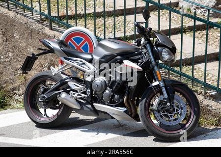 Bordeaux , France - 06 27 2023 : Triumph Street triple r logo marque et panneau texte sur moto côté moto Banque D'Images