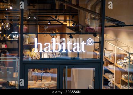 annecy , France - 06 16 2023 : Habitat logo texte et signe marque enseigne magasin meubles affaires de magasin maison en France Banque D'Images