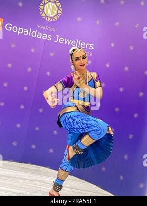 Bharatanatyam (Tamil: பரதநாட்டியம்) est une forme de danse classique indienne originaire du Tamil Nadu. C'est l'une des huit formes de danse classique indiennes reconnues par le Sangeet Natak Akademi, et exprime des thèmes religieux et des idées spirituelles sud-indiennes, en particulier de Saivism et en général de l'hindouisme. Srishruthi Sundarrajan est un danseur Bharatanatyam passionné qui vit à Dubaï. Elle a appris cette forme d'art depuis 5 ans de Guru. SMT Lakshmi Venkatesh. Elle a l'occasion de se produire à la prestigieuse Dubai Expo 2020 au pavillon de l'Inde et a représenté son sch Banque D'Images