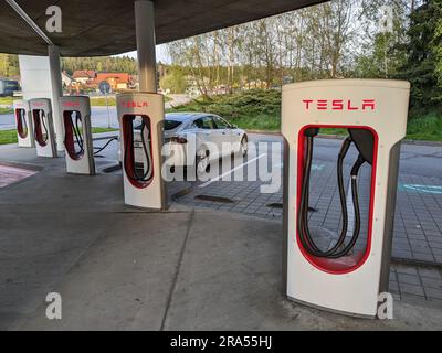 Humpolec, RÉPUBLIQUE TCHÈQUE - 16 mai 2023 : les bornes de recharge Tesla sont situées enEU pour accueillir les propriétaires de la voiture électrique.Tesla Superchargeurs Banque D'Images