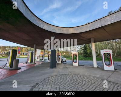 Humpolec, RÉPUBLIQUE TCHÈQUE - 16 mai 2023 : les bornes de recharge Tesla sont situées enEU pour accueillir les propriétaires de la voiture électrique.Tesla Superchargeurs Banque D'Images