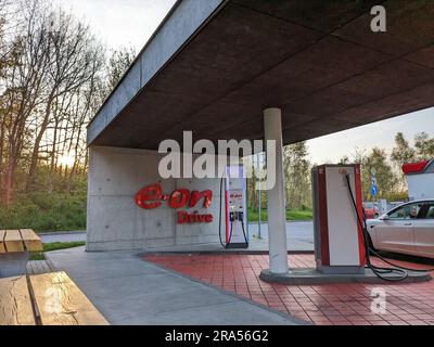 Humpolec, RÉPUBLIQUE TCHÈQUE - 16 mai 2023 : les bornes de recharge Tesla sont situées enEU pour accueillir les propriétaires de la voiture électrique.Tesla Superchargeurs Banque D'Images